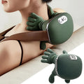 Masajeador Cervical Térmico Aura Express — modelo usando el producto