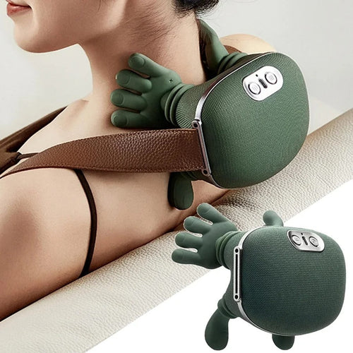 Masajeador Cervical Térmico Aura Express — modelo usando el producto